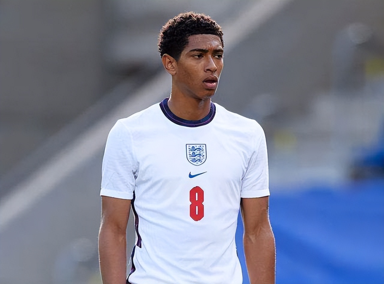 篮球湖人球员关键比赛中发挥稳定（湖人球员在关键比赛中表现稳健）