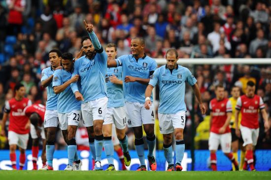 足球中超升班马爆冷击败卫冕冠军，全网热议（中超升班马掀翻卫冕冠军引爆全网热议）