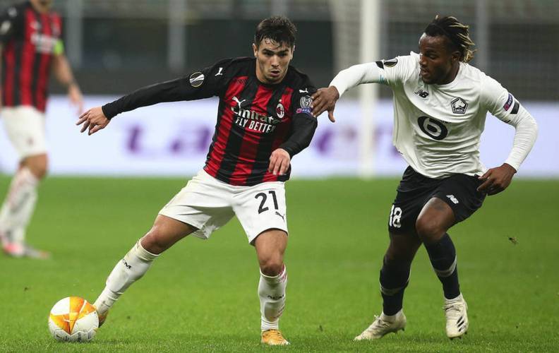 大乌龙！勇士队记：库里是左腿遭遇股四头肌挫伤，而不是右腿（闹乌龙！勇士记者更正：库里伤在左腿股四头肌，非右腿）