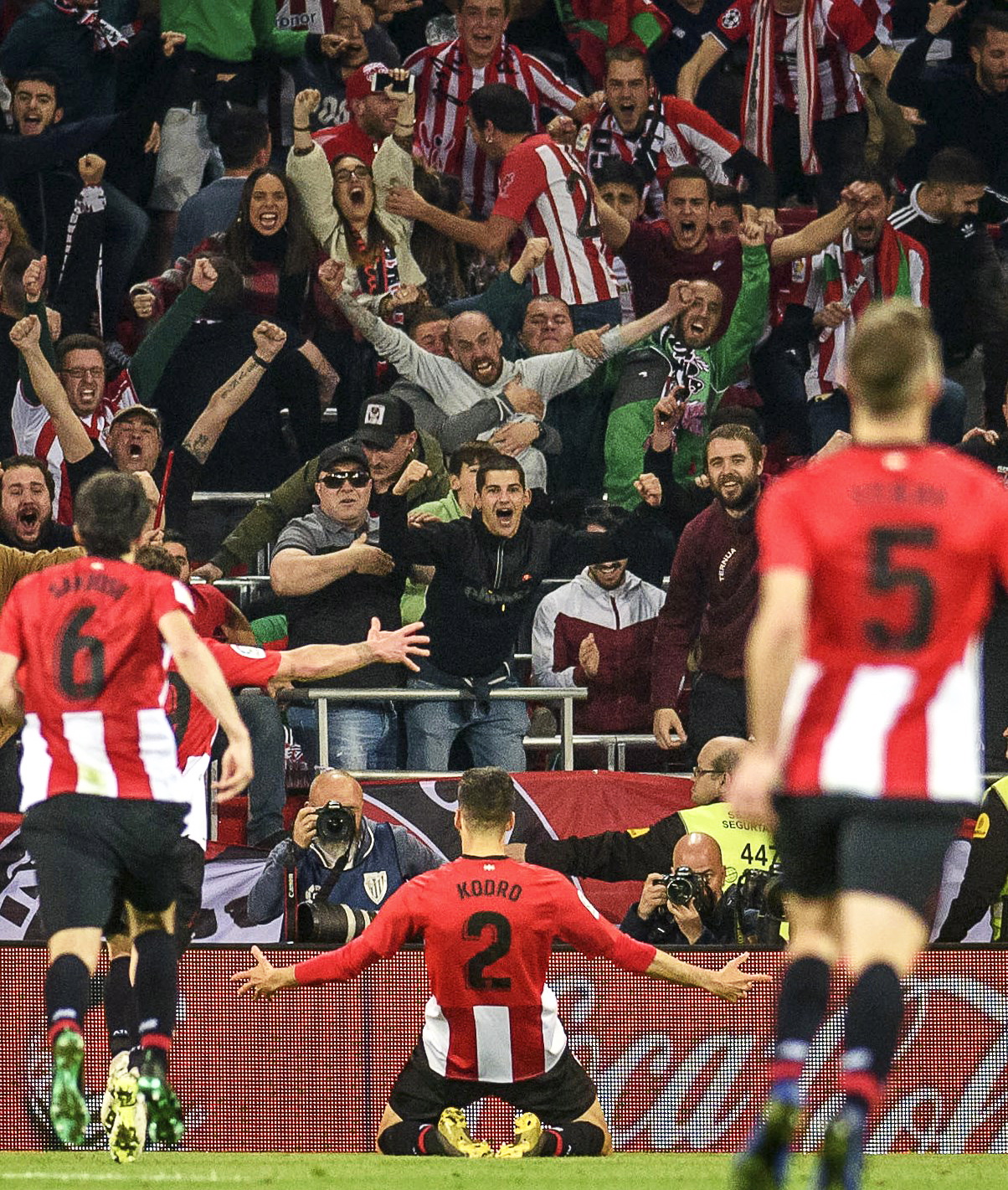 霍芬海姆3-0大胜奥格斯堡，布格尔传射，巴祖马纳-杜尔建功（霍芬海姆3-0零封奥格斯堡：布格尔传射立功，巴祖马纳-杜尔破门）