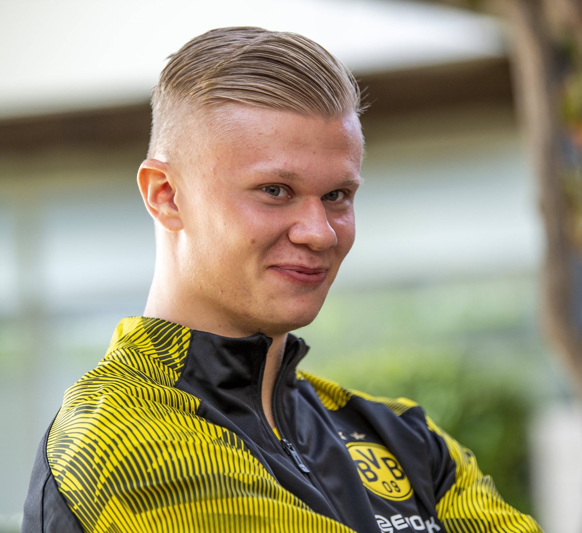 球迷沸腾：这球吹了也太离谱（球迷炸锅：这次判罚离谱至极）